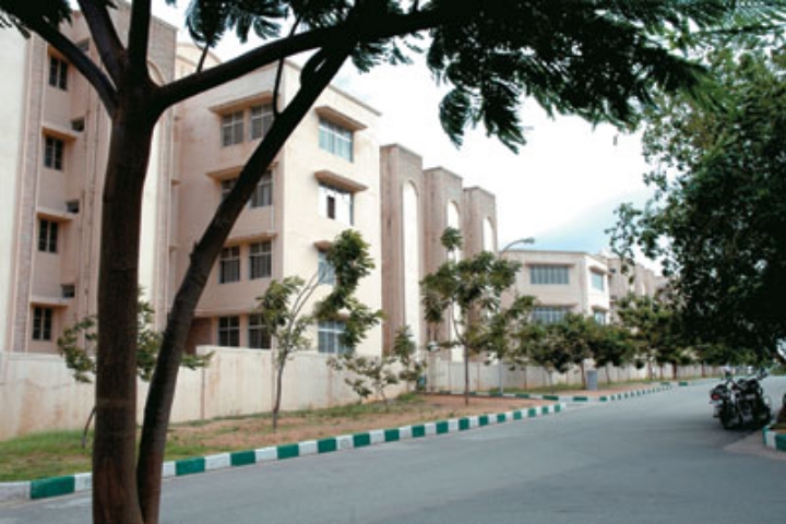 https://cache.careers360.mobi/media/colleges/social-media/media-gallery/35/2018/9/18/Campus View of International Institute of Information Technology Hyderabad_Campus-View.jpg
